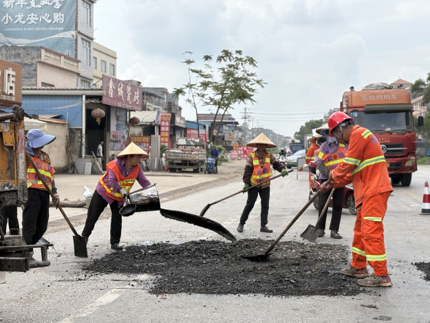 修复路面坑槽、裂缝等病害1.JPG